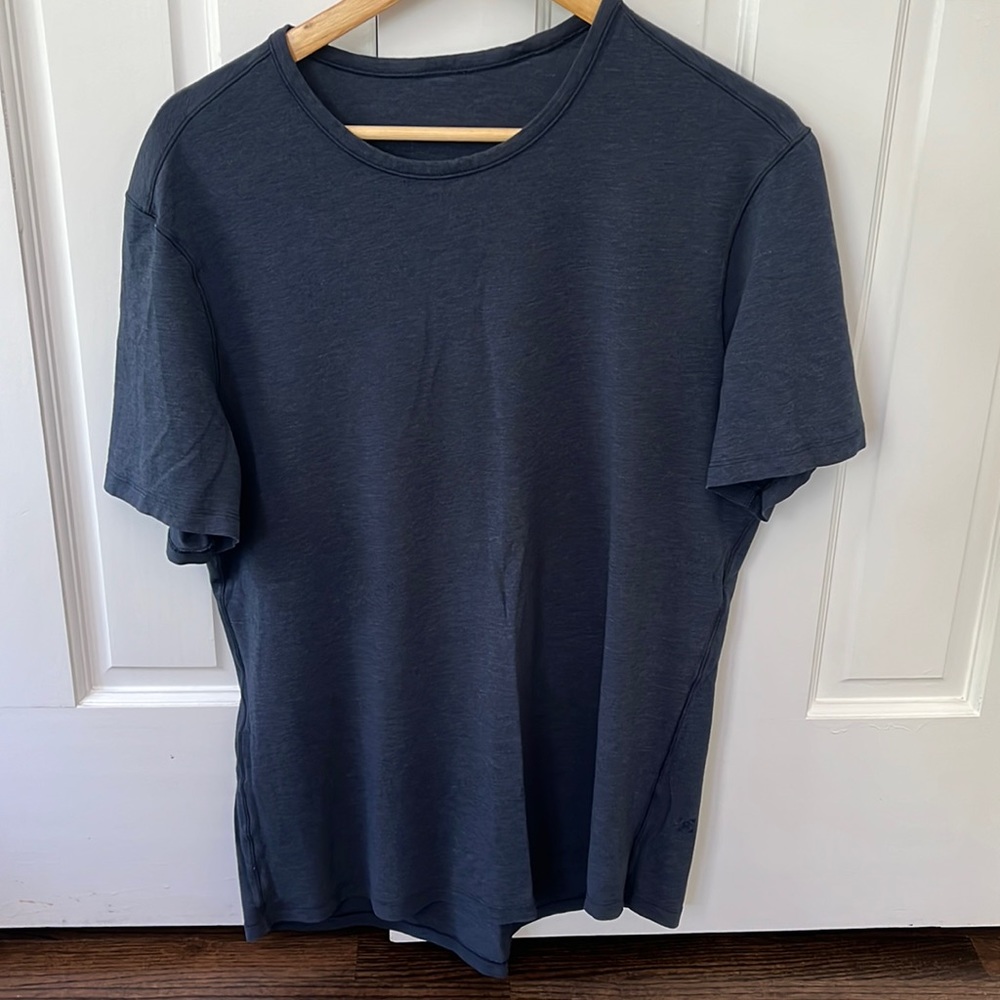 Mens lululemon t shirt. Size large. Dark bluish/grey